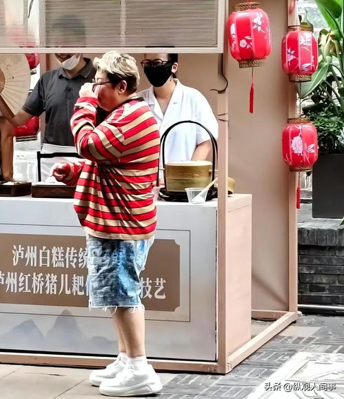 韓紅低調逛地攤被偶遇，休閑打扮引網友熱議